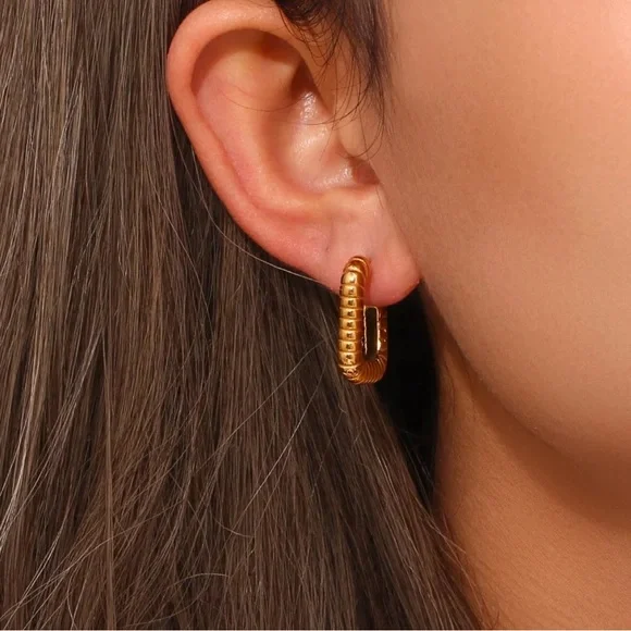NEW GEOMETRIC 18K GOLD HOOP EARRINGS, NICE EARRINGS, CUTE EARRINGS - Picture 4 of 5